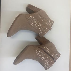 New Sz 9 suede Jennifer Lopez Booties